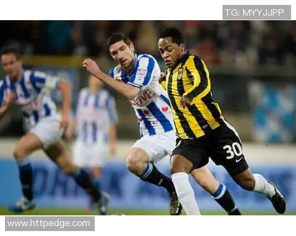 维迪欺与海伦芬的激烈对决揭示了足球战术与团队协作的重要性 维迪欺与海伦芬的激烈对决揭示了足球战术与团队协作的重要性