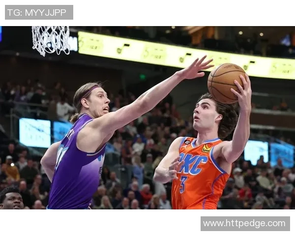 正播爵士与雷霆激战正酣球迷热情高涨期待精彩对决